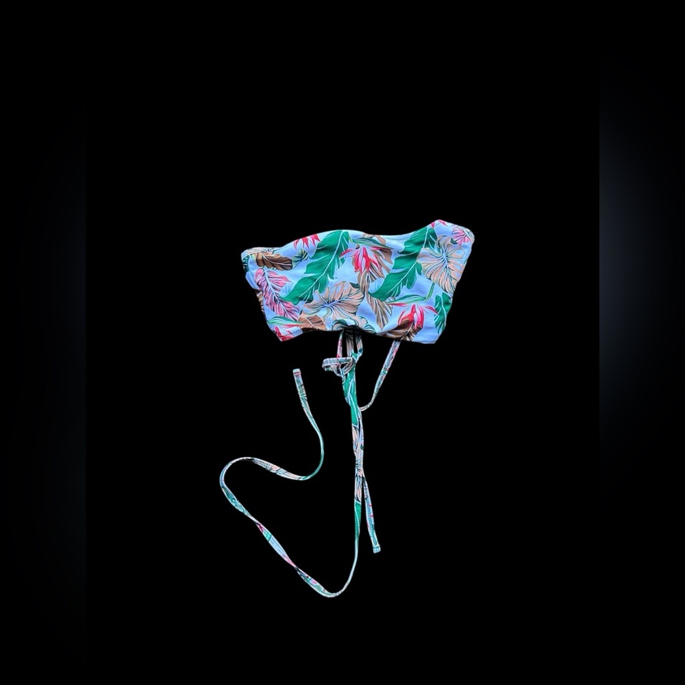 ✨White and green floral print bikini top✨